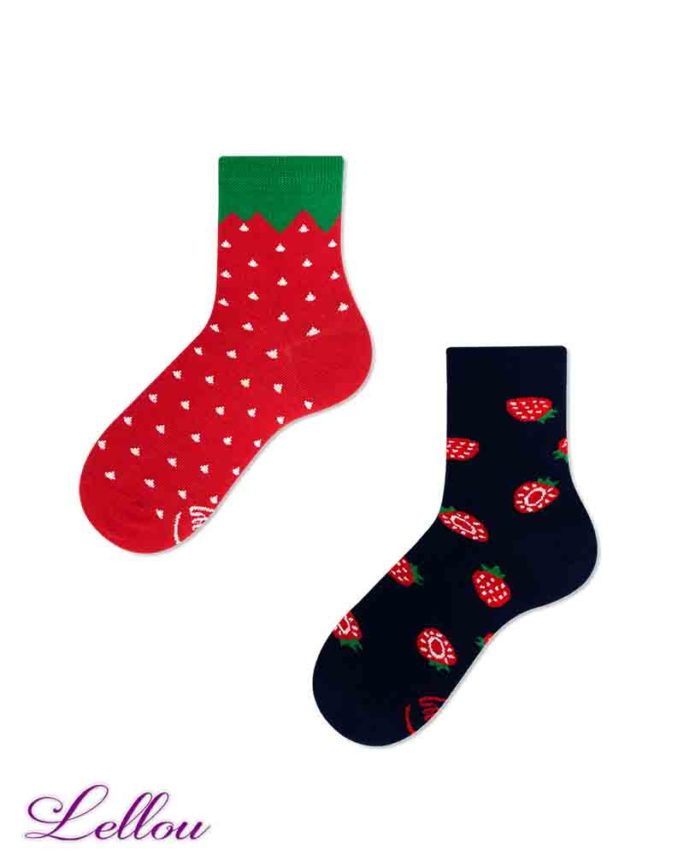Chaussettes dépareillées Enfant Fraise en coton amusantes et drôles. Petit clin d’œil pour être assorti aux chaussettes des adultes.